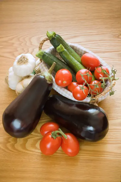 Abobrinha, beringelas, alho e tomate — Fotografia de Stock