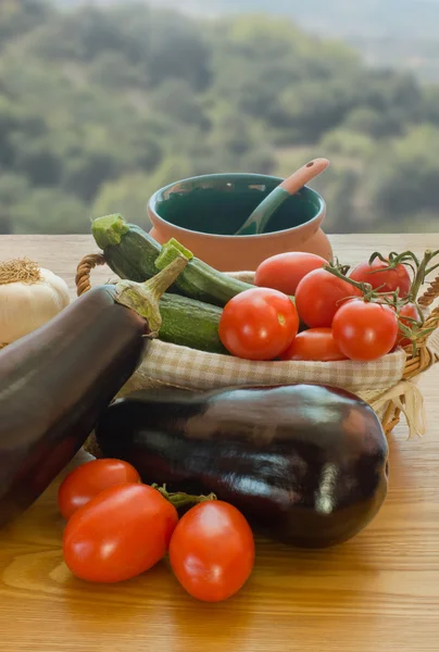 Abobrinha, beringelas, alho e tomate — Fotografia de Stock