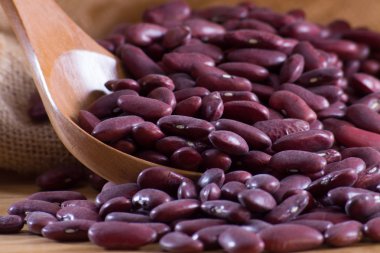 tahta kaşık ve torba kuru fasulye