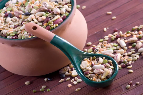 Miscela di legumi in un vaso di terracotta — Foto Stock