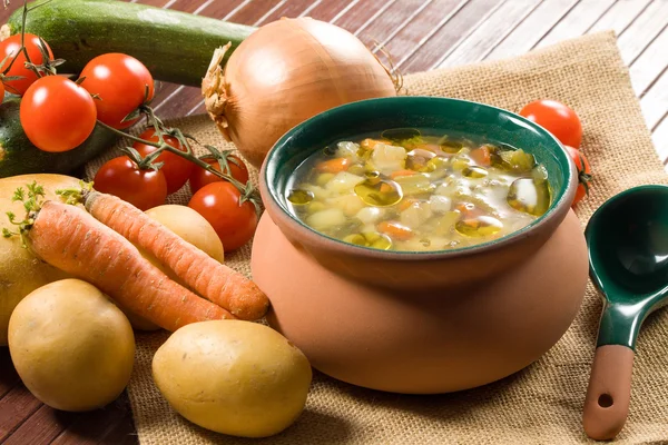 Мінестроне - італійський овочевий суп — стокове фото