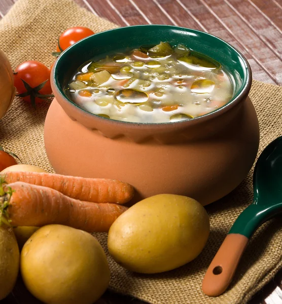 Минестроне - итальянский овощной суп — стоковое фото