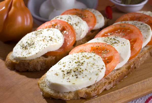 El "Caprese", queso mozzarella y tomates - Receta italiana —  Fotos de Stock