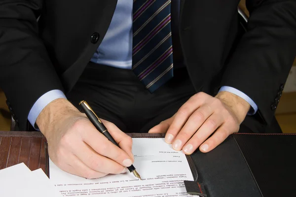 Biznesmen-podpisanie umowy — Zdjęcie stockowe