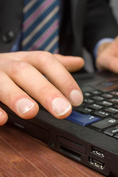 Empresário digitando em um teclado de computador pessoal — Fotografia de Stock