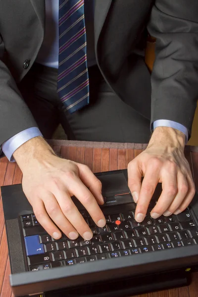 Geschäftsmann tippt auf einer PC-Tastatur — Stockfoto