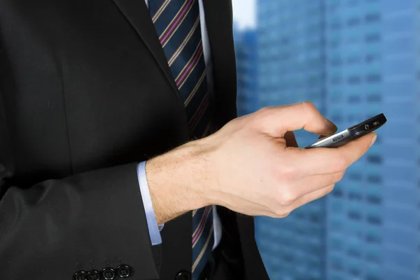 Geschäftsmann mit Touchscreen-Gerät — Stockfoto