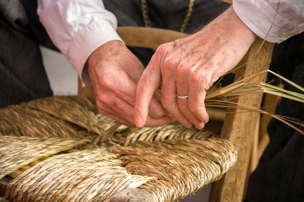 Artesanato tradicional - O remendador de cadeira — Fotografia de Stock