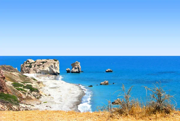 Roca y playa de Afrodita en Chipre, llamada Petra tou Romiou — Foto de Stock