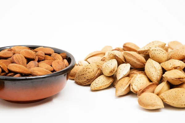 Almendras en un tazón, bocadillos de nueces Imagen De Stock