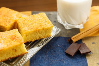 ev yapımı kek çikolata ve süt