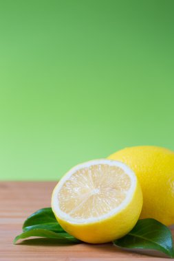 bir tablo üzerinde taze limon