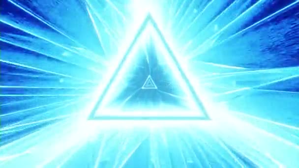无限抽象的三角形隧道 有裂缝的冰或玻璃效果 发出蓝光 扭曲的视频效果 — 图库视频影像
