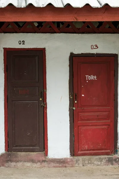 赤いドア トイレの看板 ルアンパバーン県 ルアンパバーン県 ラオス アジアとトイレ小屋 — ストック写真