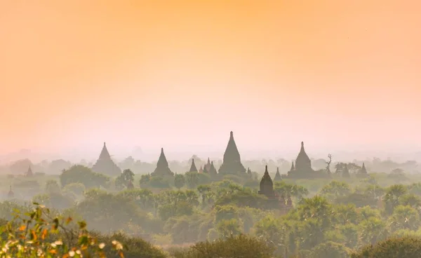 Templos Antiguos Pagodas Luz Tarde Neblina Bagan Myanmar Asia —  Fotos de Stock
