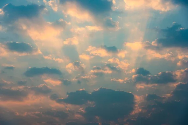 Himmel Kleine Wolken Und Sonnenstrahlen Morgendämmerung Morgenlicht Vollbild — Stockfoto