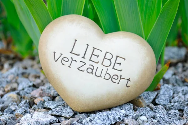 Coração Pedra Com Inscrição Liebe Verzaubert — Fotografia de Stock