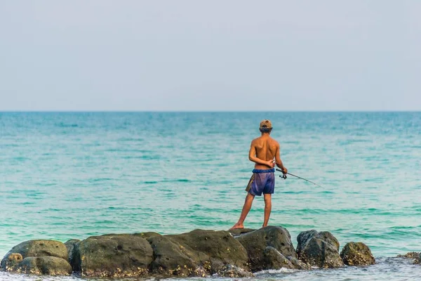 Англичане Местные Жители Стоящие Скале Бирюзовом Море Рыбалка Ронг Сджануквиль — стоковое фото