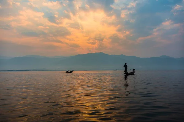 Local Intha Fisherman Rowing Boats Sunrise Dawn Inle Lake Shan — Stock Photo, Image