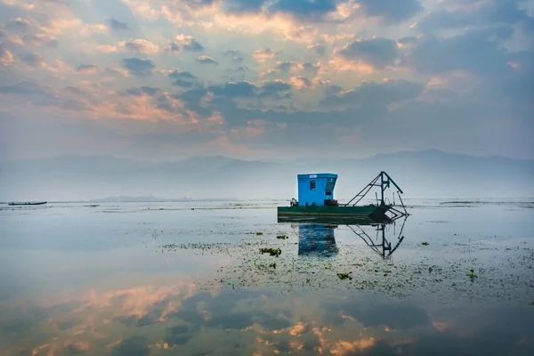 Old Rusted Boat Reflected Lake Dawn Inle Lake Shan State — Stock Photo, Image