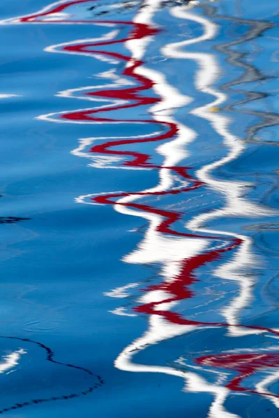 Reflexões Coloridas Sobre Água — Fotografia de Stock