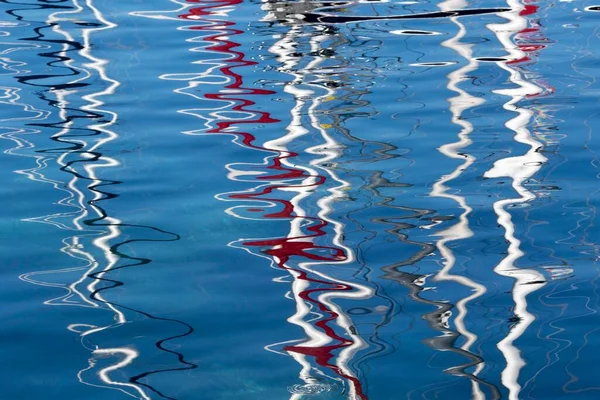 Reflexões Coloridas Sobre Água — Fotografia de Stock