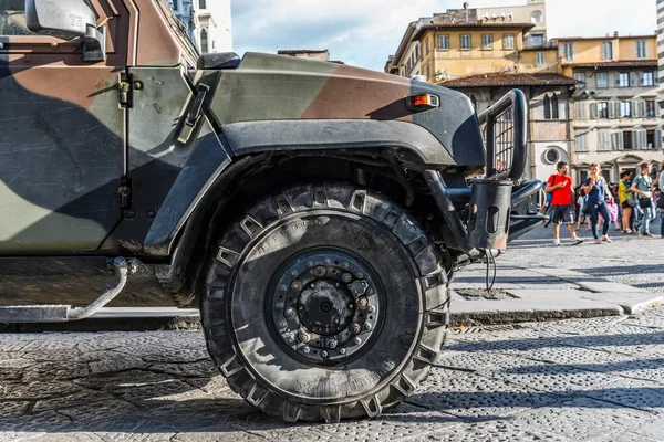Camouflaged Front End Military Jeep Cathedral Square Florence Tuscany Italy — Stock Photo, Image
