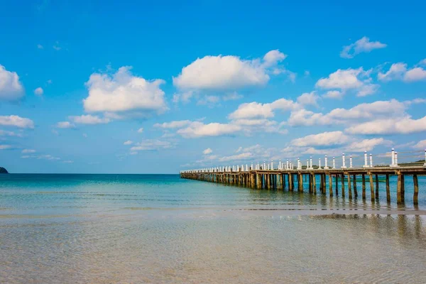 Molo Sulla Spiaggia Con Acqua Turchese Saracen Bay Sull Isola — Foto Stock