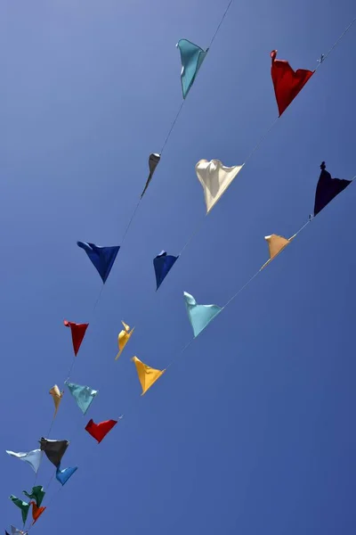 加那利群岛 加那利群岛 西班牙 在节日的蓝天上挂着五彩缤纷的旗子 — 图库照片