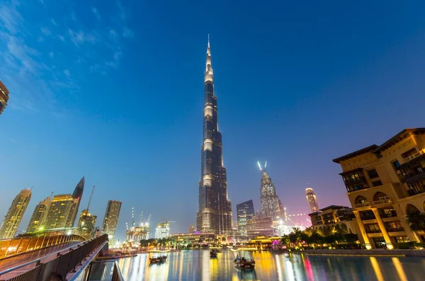 Lodě Jezeře Burj Khalifa Burj Khalifa Soumraku Centrum Dubaj Spojené — Stock fotografie