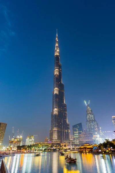 Lodě Jezeře Burj Khalifa Burj Khalifa Soumraku Centrum Dubaj Spojené — Stock fotografie