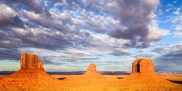 West Mitten Butte, East Mitten Butte, Merrick Butte, Monument Valley Navajo Tribal Park, Arizona, USA, North America