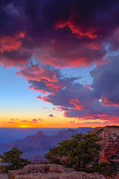 Grand Canyon Pôr Sol Nuvens Vermelhas Brilhantes North Rim Grand — Fotografia de Stock