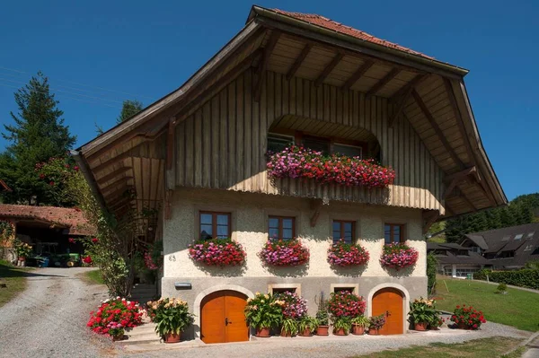 Casa Decorada Con Flores Montaña Paja Selva Negra Baden Wrttemberg — Foto de Stock