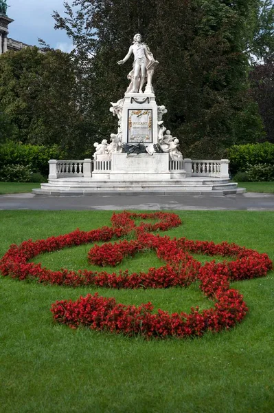 Mozart Anıtı Castle Garden Viyana Avusturya Avrupa Ile Birlikte Keman — Stok fotoğraf