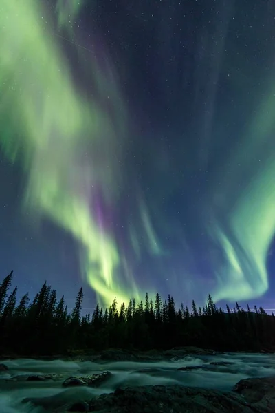 Northern Lights Aurora Borealis Acima Rio Gamajhk Kamajkk Kvikkjokk Lapônia — Fotografia de Stock