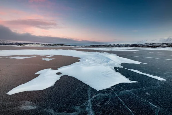 Frozen Lake Tornetrsk Snowdrifts Crepúsculo Abisko National Park Abisko Norrbotten — Fotografia de Stock