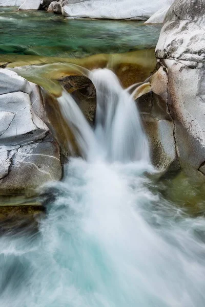 Pequena Cachoeira Rio Verzasca Paisagem Rochosa Valle Verzasca Ticino Lepontine — Fotografia de Stock