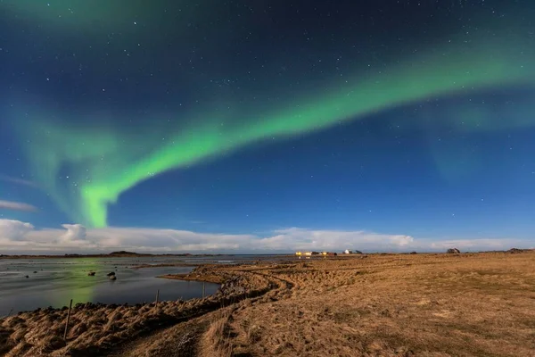 Aurora Boreale Spiaggia Haukland Dietro Isola Sandoya Vestvgy Lofoten Norvegia — Foto Stock