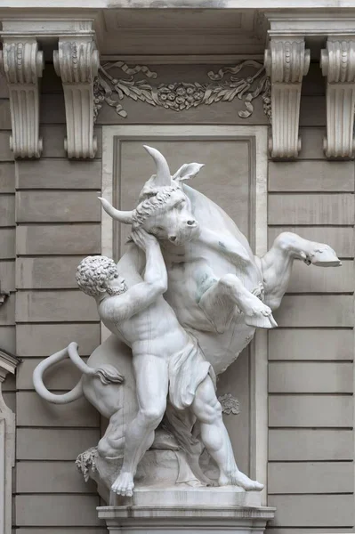 Cultuurgroep Hercules Kretenzische Stier Keizerlijke Kanselarij Wing Hofburg Keizerlijk Paleis — Stockfoto