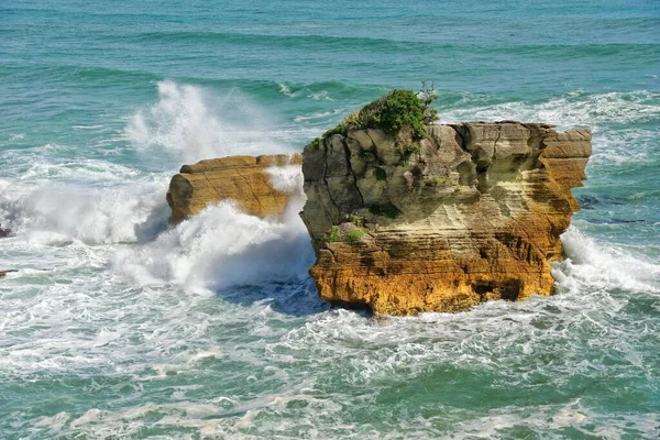 Fale Uderzające Skałę Pobliżu Pancake Rocks West Coast South Island — Zdjęcie stockowe