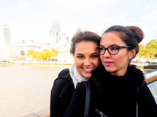Dwie Młode Kobiety Moście Londyn Anglia Wielka Brytania Europa — Zdjęcie stockowe