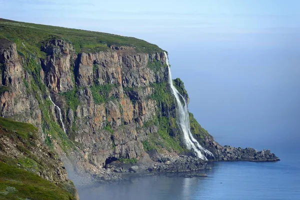 Водопад Миганди Фьорд Эйджафджрдур Скалы Лафсфьярармли Северная Исландия Исландия Европа — стоковое фото