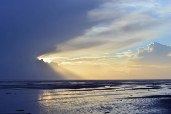 Słońce Świeci Ciemnymi Chmurami Plaży Amrum Północna Fryzja Szlezwik Holsztyn — Zdjęcie stockowe