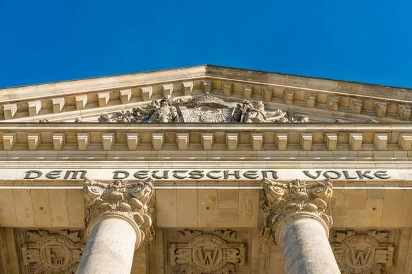 Niemiecki Bundestag Szczyt Napisem Dem Deutschen Volke Reichstag Building Dystrykt — Zdjęcie stockowe