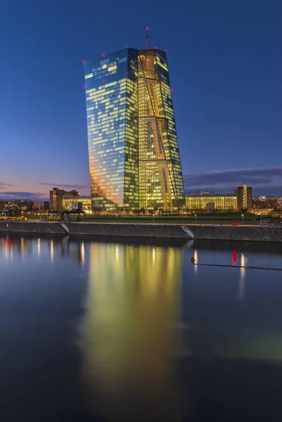 Europeiska Centralbanken Ecb Upplyst Skymningen Blå Timme Frankfurt Hessen Tyskland — Stockfoto