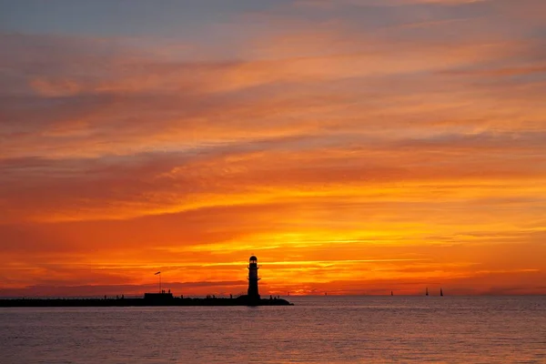 Zachód Słońca Przy Bulwarze Wejście Portu Latarnią Morską Warnemunde Rostock — Zdjęcie stockowe