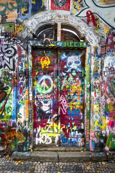 Světle Natřené Dveře Graffiti Lennonova Zeď Praha Čechy Česká Republika — Stock fotografie
