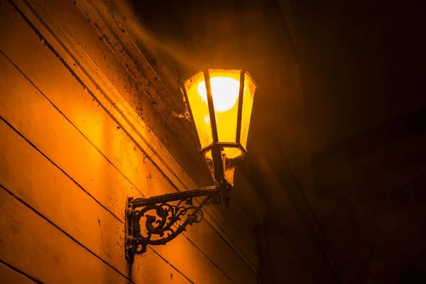 Oude Straatlamp Verlicht Nachtleven Historisch Centrum Praag Bohemen Tsjechië Europa — Stockfoto