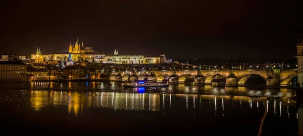 Nocne Ujęcie Pragi Mołdawii Mostu Karola Katedry Wita Zamku Praskiego — Zdjęcie stockowe